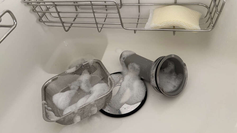台所の排水溝のゴミ受けをキッチン泡ハイターをかけて放置している。