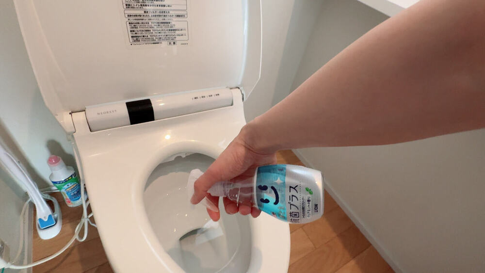 トイレの便座をまめぴかをかけて掃除している。