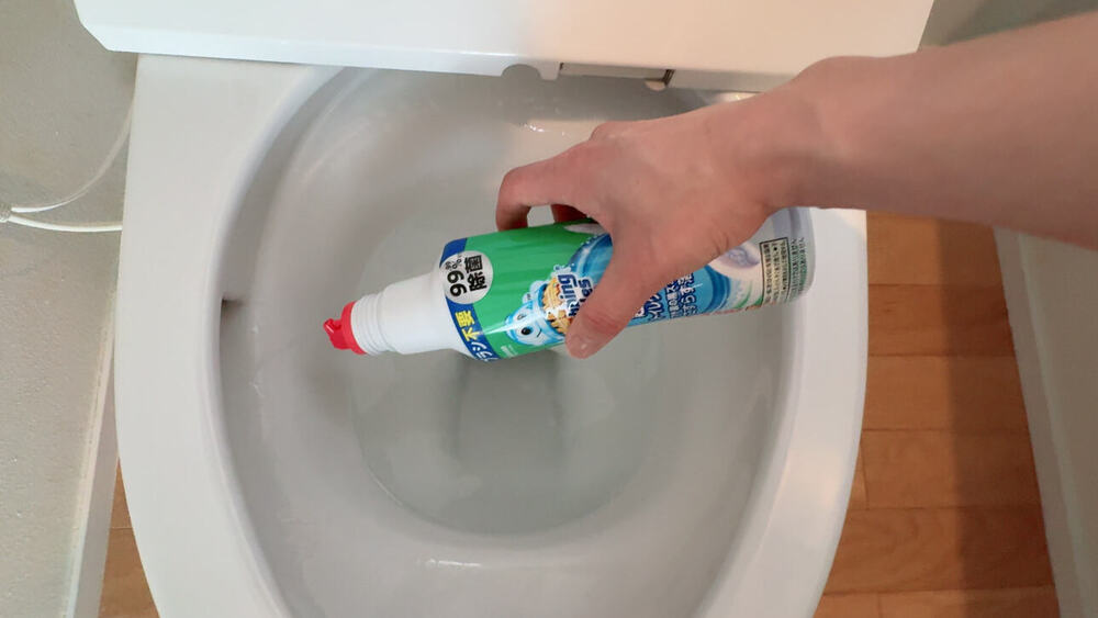 トイレの便器にこすらないトイレ洗剤をまわしかけている。