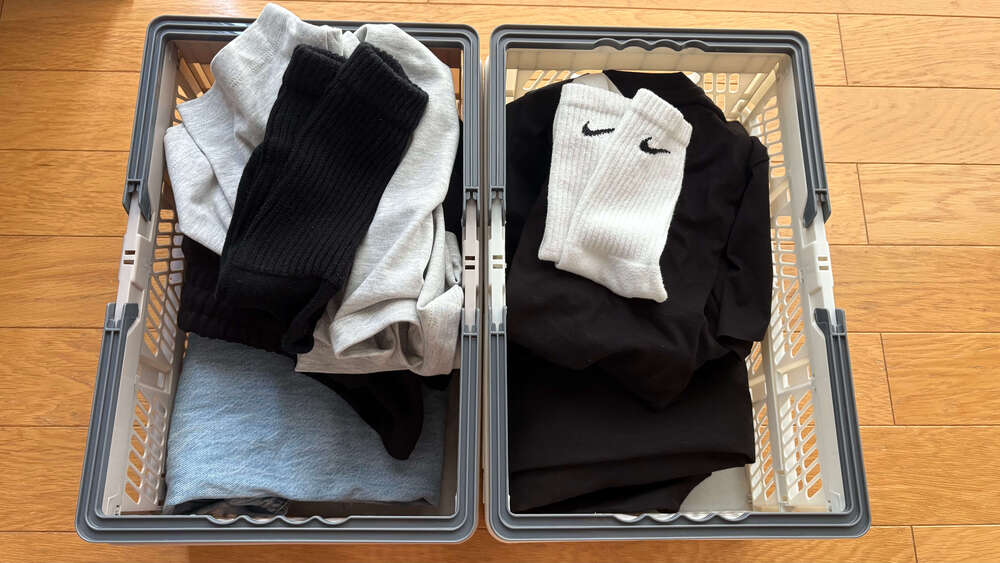 個人のカゴに畳み終えた衣服を入れ、畳まない、くつ下類を上に置いている。