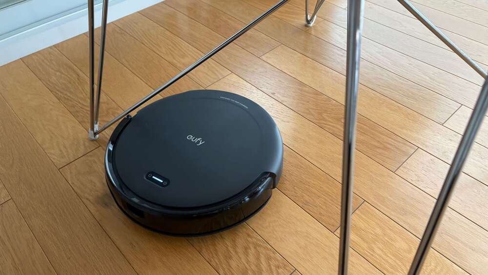 ロボット掃除機が床掃除をしている。
